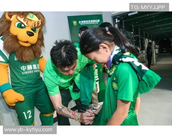 北京国安主场赛后邀请球迷家庭与队员亲密合影共度美好时光 北京国安主场赛后邀请球迷家庭与队员亲密合影共度美好时光